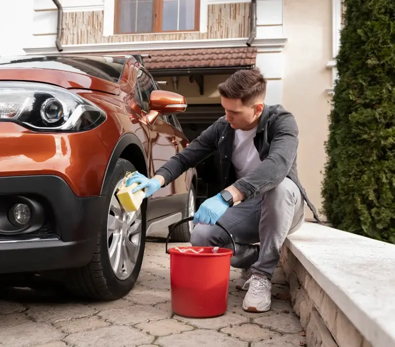 Lavage auto à domicile Le Theil-de-Bretagne : professionnel intervenant sur un véhicule